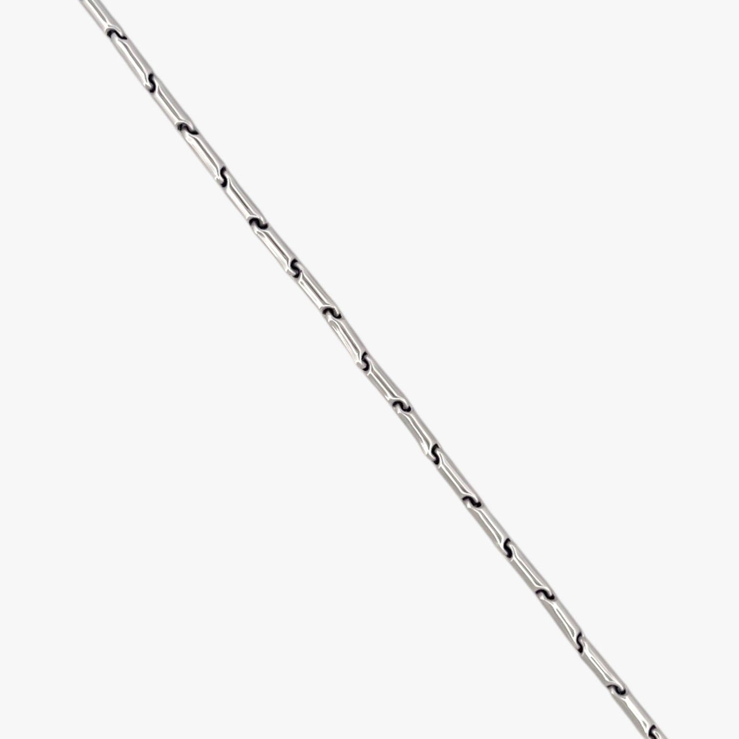 Comprar cadena realizada en oro blanco de 18kt con eslabones de  48,5cm de largo.  Cierre tipo mosquetón. Cadenas de oro blanco gruesas de 18kt semirigida.