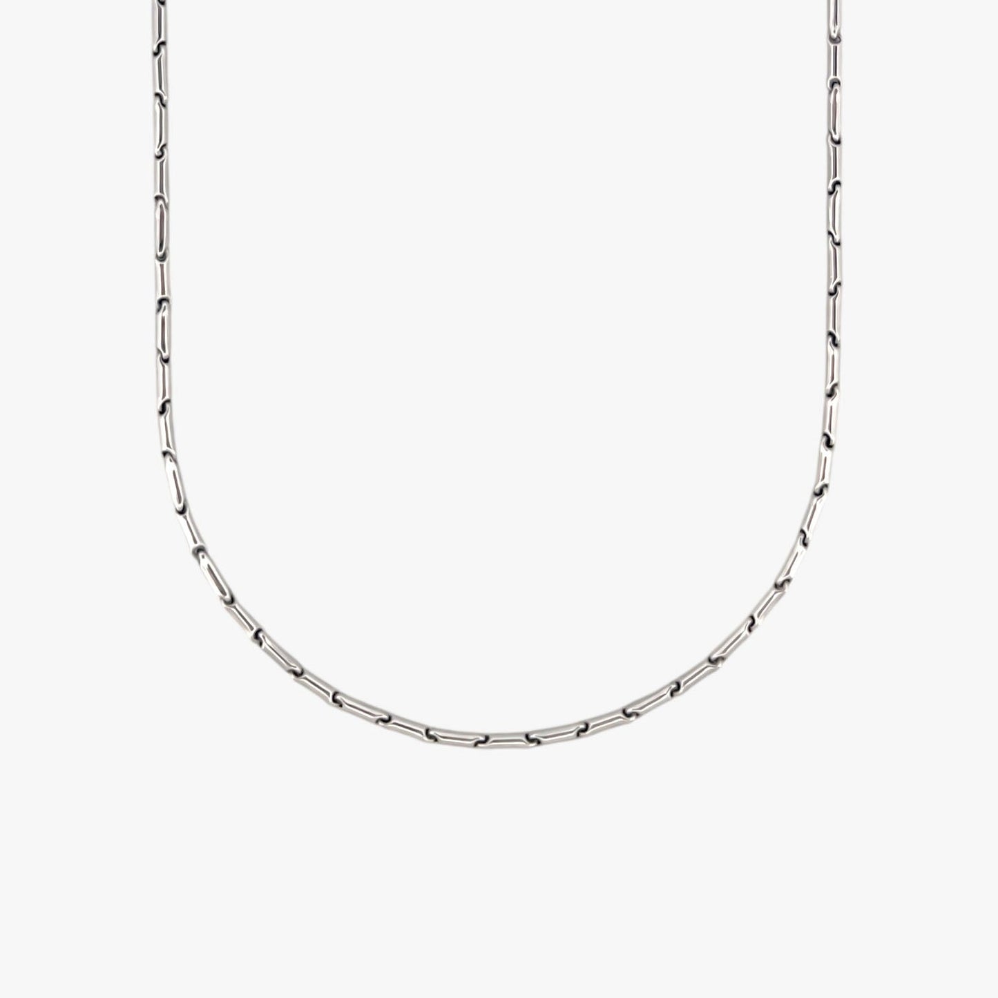 Comprar cadena realizada en oro blanco de 18kt con eslabones de  48,5cm de largo.  Cierre tipo mosquetón. Cadenas de oro blanco gruesas de 18kt semirigida.