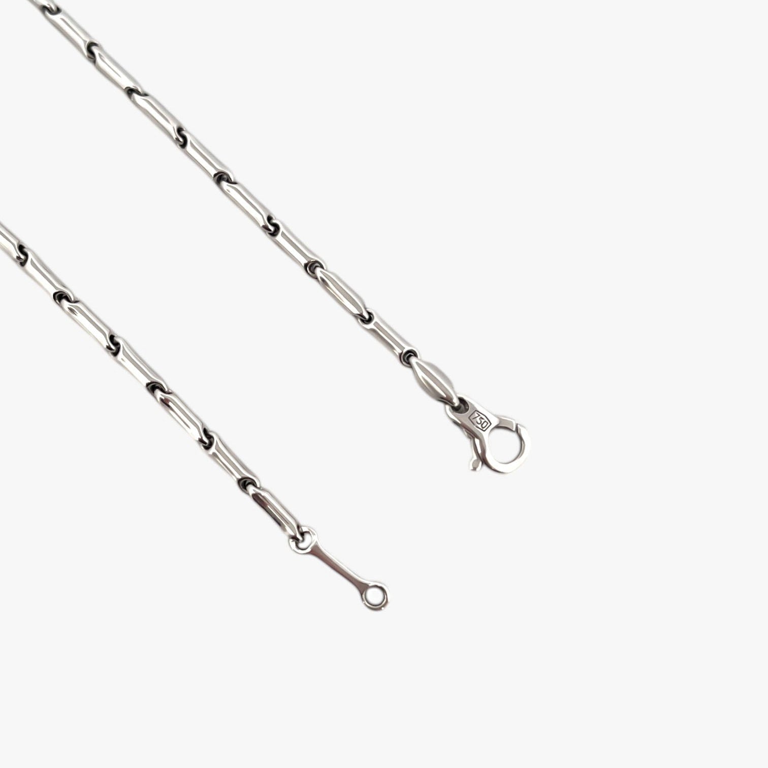 Comprar cadena realizada en oro blanco de 18kt con eslabones de  48,5cm de largo.  Cierre tipo mosquetón. Cadenas de oro blanco gruesas de 18kt semirigida.