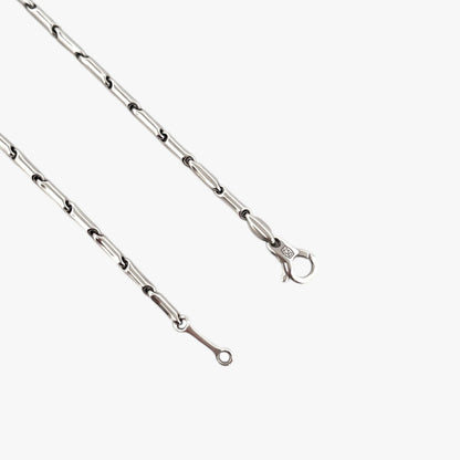 Comprar cadena realizada en oro blanco de 18kt con eslabones de  48,5cm de largo.  Cierre tipo mosquetón. Cadenas de oro blanco gruesas de 18kt semirigida.