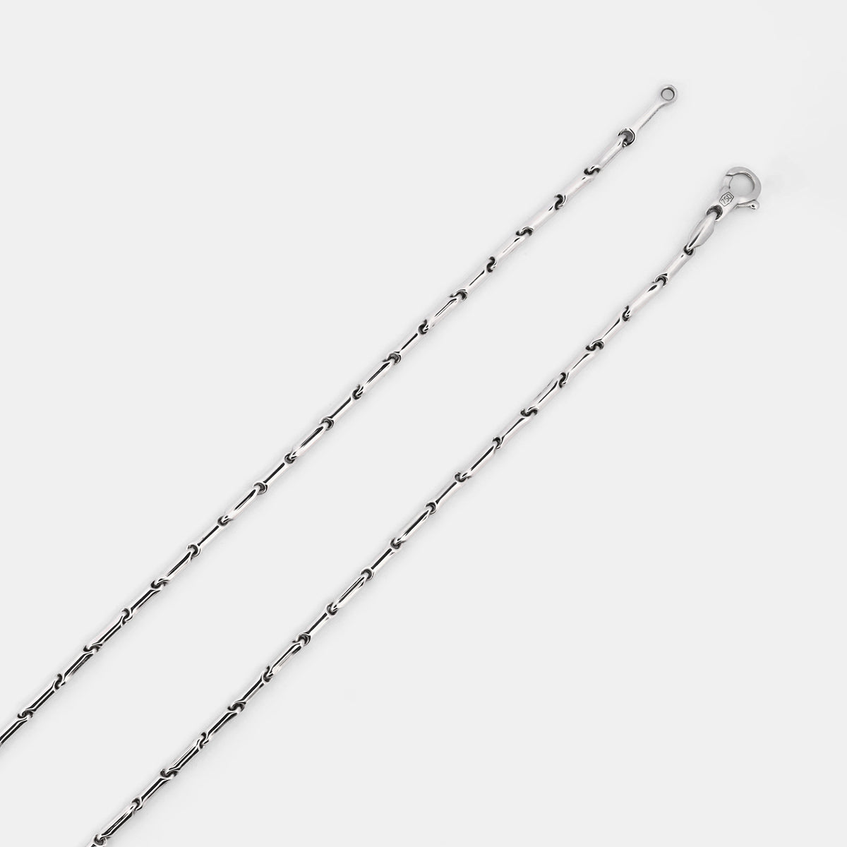 Cadena realizada en oro blanco de 18kt con eslabones de  48,5cm de largo.  Cierre tipo mosquetón. Cadenas de oro blanco gruesas de 18kt semirigida.