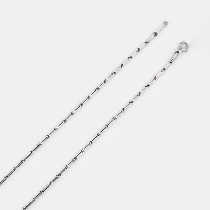 Cadena realizada en oro blanco de 18kt con eslabones de  48,5cm de largo.  Cierre tipo mosquetón. Cadenas de oro blanco gruesas de 18kt semirigida.