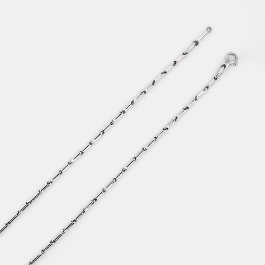 Cadena realizada en oro blanco de 18kt con eslabones de  48,5cm de largo.  Cierre tipo mosquetón. Cadenas de oro blanco gruesas de 18kt semirigida.