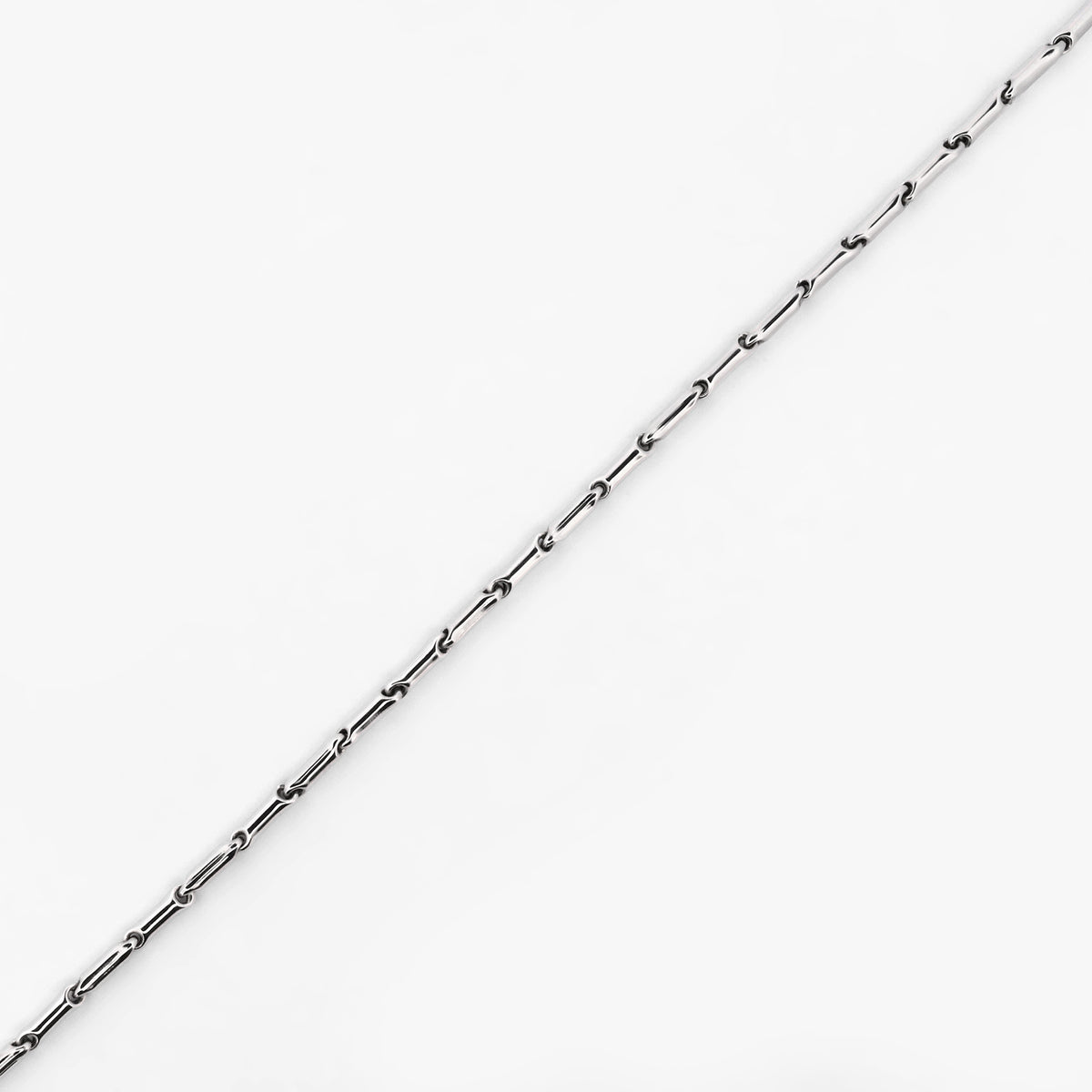Cadena realizada en oro blanco de 18kt con eslabones de  48,5cm de largo.  Cierre tipo mosquetón. Cadenas de oro blanco gruesas de 18kt semirigida.