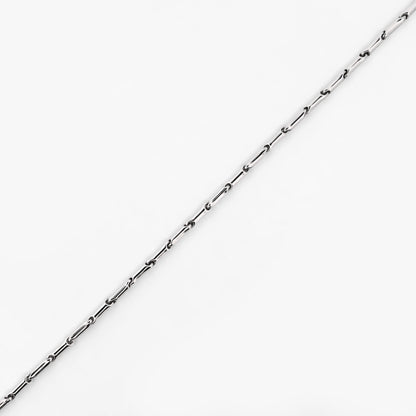 Cadena realizada en oro blanco de 18kt con eslabones de  48,5cm de largo.  Cierre tipo mosquetón. Cadenas de oro blanco gruesas de 18kt semirigida.