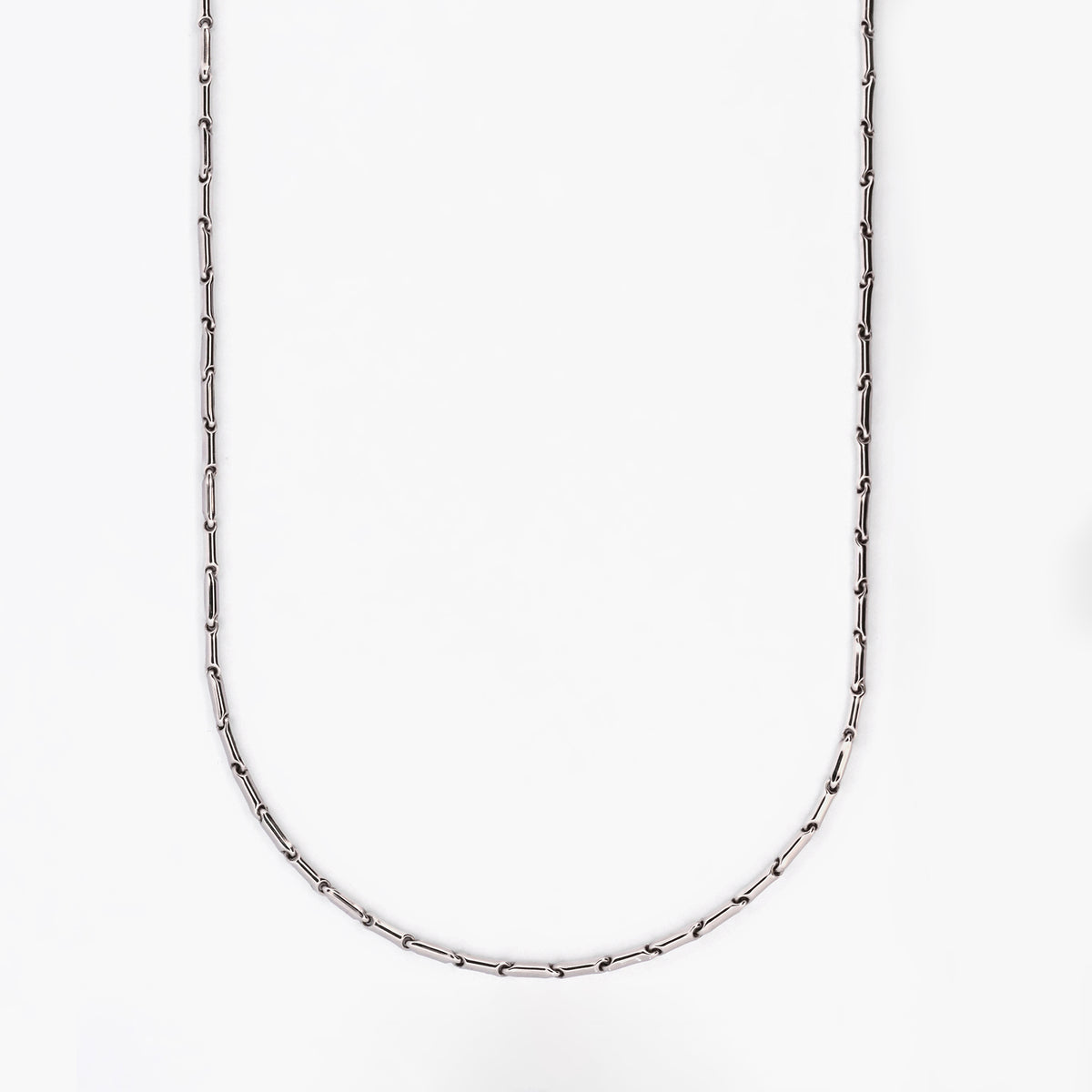 Cadena realizada en oro blanco de 18kt con eslabones de  48,5cm de largo.  Cierre tipo mosquetón. Cadenas de oro blanco gruesas de 18kt semirigida.
