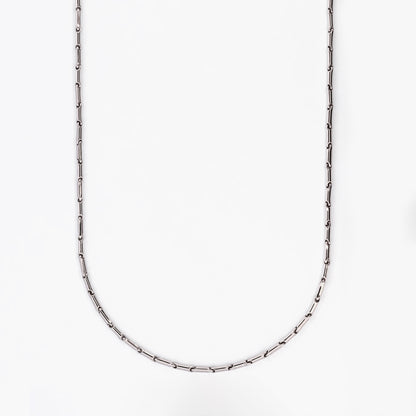 Cadena realizada en oro blanco de 18kt con eslabones de  48,5cm de largo.  Cierre tipo mosquetón. Cadenas de oro blanco gruesas de 18kt semirigida.