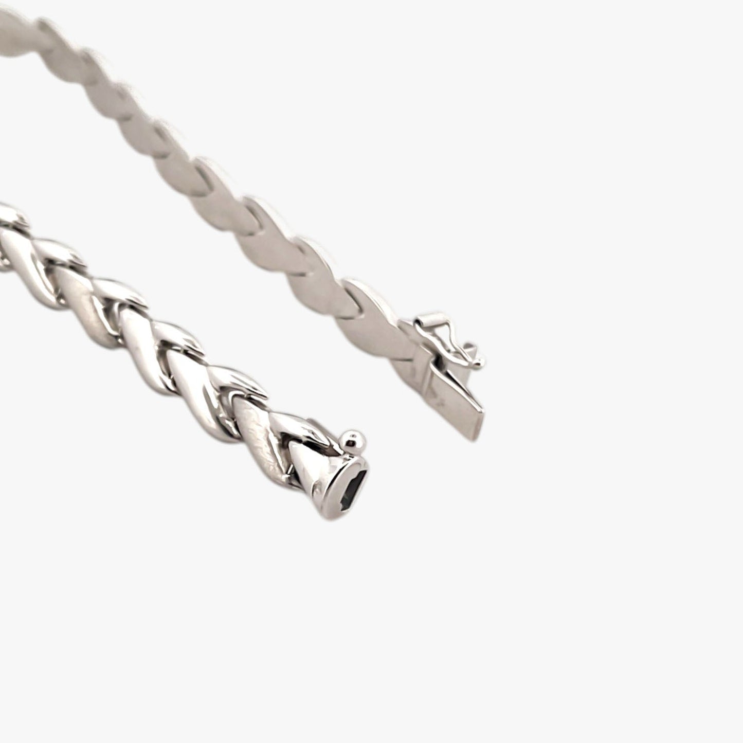 Comprar pulsera realizada en oro blanco de 18kt. Esta pulsera dispone de cierre de cajón con brazo de seguridad. Joyería segunda mano Barcelona.