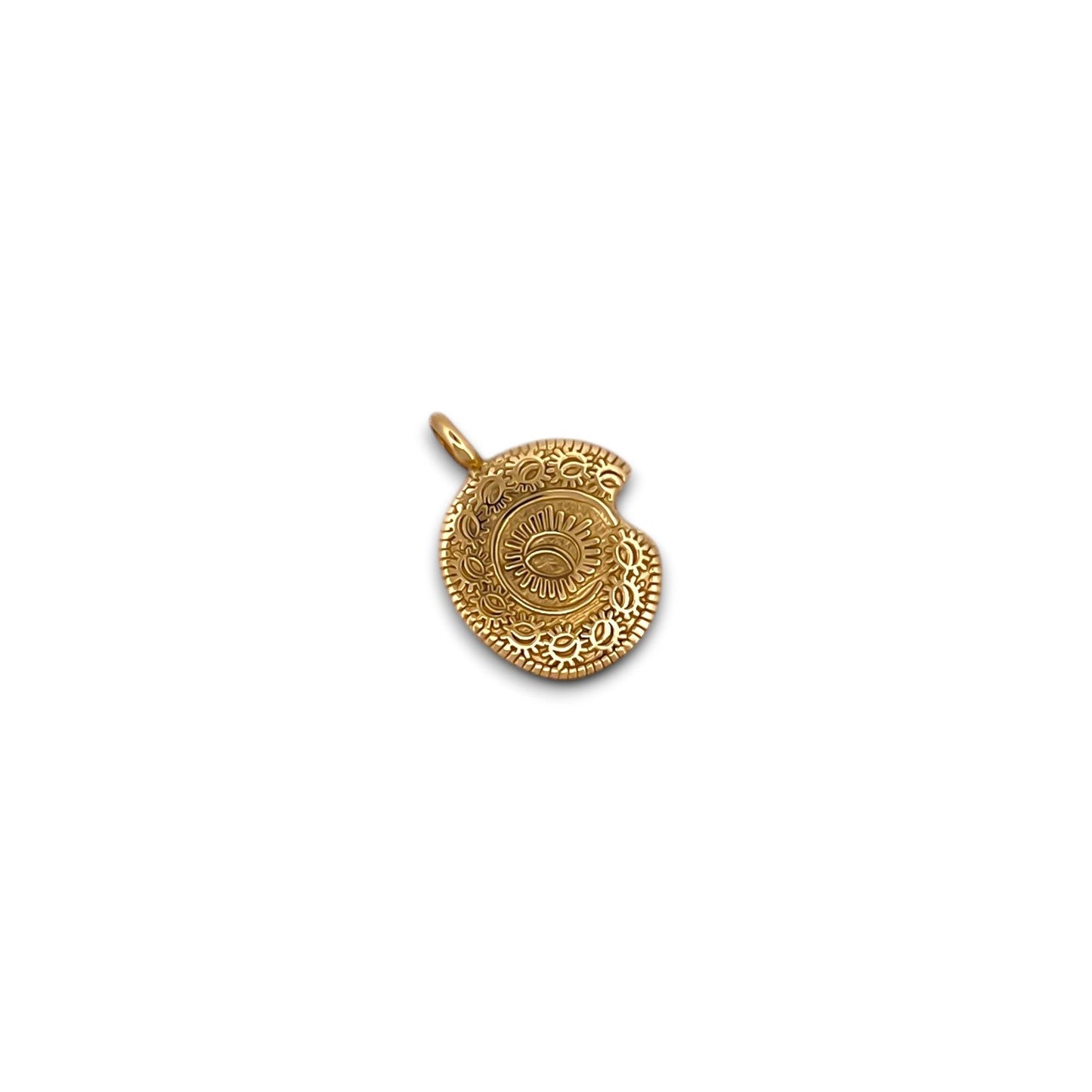 Comprar colgante de la firma TOUS en forma redonda con grabado del imperio maya realizado en oro amarillo de 18kt. Tous en oro amarillo de 18kt. Venta de joyas Tous segunda mano. Ian'Or.
