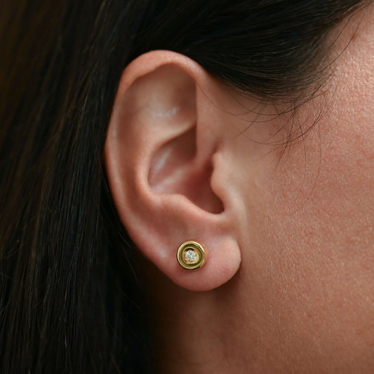 Comprar pendientes de oro amarillo de 18kt en forma redonda y con 1 diamante en cada pendiente engastado en boca. Joyas restauradas. Envío gratis a toda la península. Joyería Ian'Or.