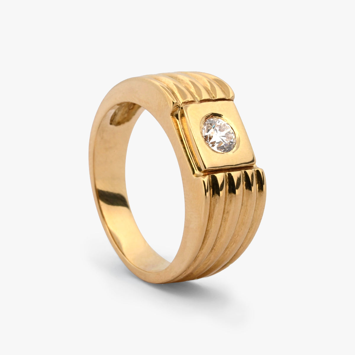 Comprar anillo tipo sello de oro amarillo de 18kt con un diamante en la parte central. Sellos de oro 18kt segunda mano.