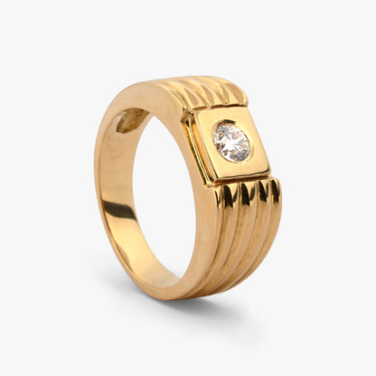 Comprar anillo tipo sello de oro amarillo de 18kt con un diamante en la parte central. Sellos de oro 18kt segunda mano.