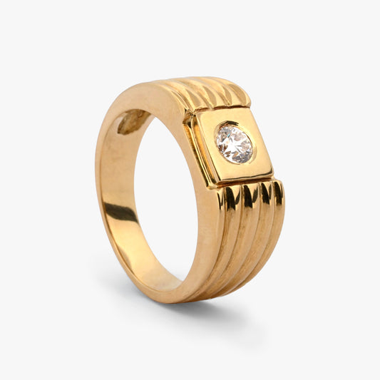 Comprar anillo tipo sello de oro amarillo de 18kt con un diamante en la parte central. Sellos de oro 18kt segunda mano.