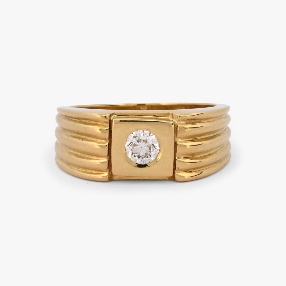 Comprar anillo tipo sello de oro amarillo de 18kt con un diamante en la parte central. Sellos de oro 18kt segunda mano.