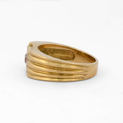 Comprar anillo tipo sello de oro amarillo de 18kt con un diamante en la parte central. Sellos de oro 18kt segunda mano.