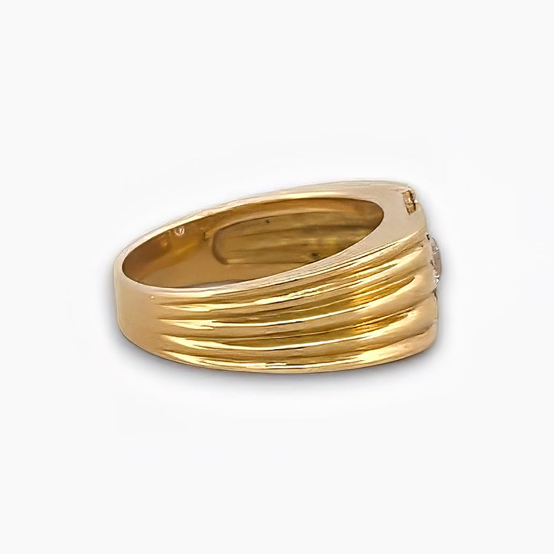 Comprar anillo tipo sello de oro amarillo de 18kt con un diamante en la parte central. Sellos de oro 18kt segunda mano.