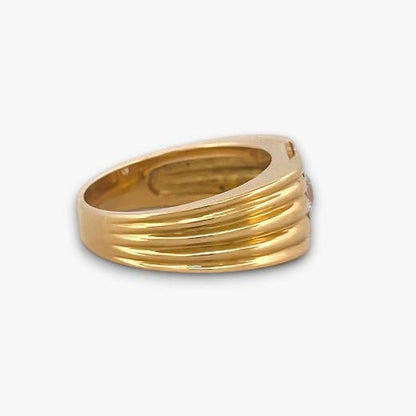 Comprar anillo tipo sello de oro amarillo de 18kt con un diamante en la parte central. Sellos de oro 18kt segunda mano.
