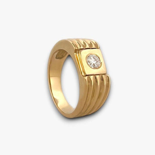Comprar anillo tipo sello de oro amarillo de 18kt con un diamante en la parte central. Sellos de oro 18kt segunda mano.