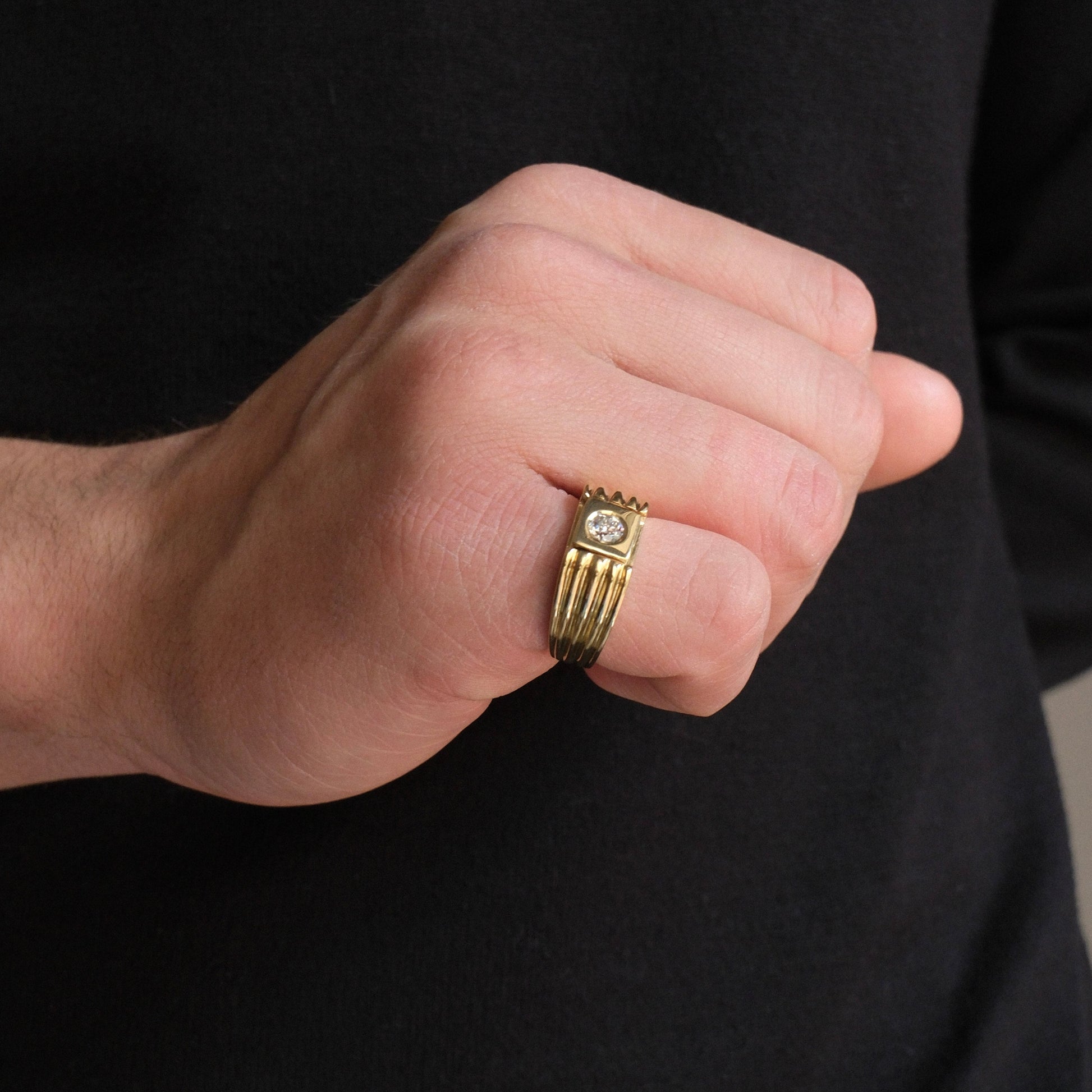 Comprar anillo tipo sello de oro amarillo de 18kt con un diamante en la parte central. Sellos de oro 18kt segunda mano.