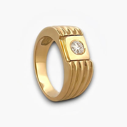 Comprar anillo tipo sello de oro amarillo de 18kt con un diamante en la parte central. Sellos de oro 18kt segunda mano.