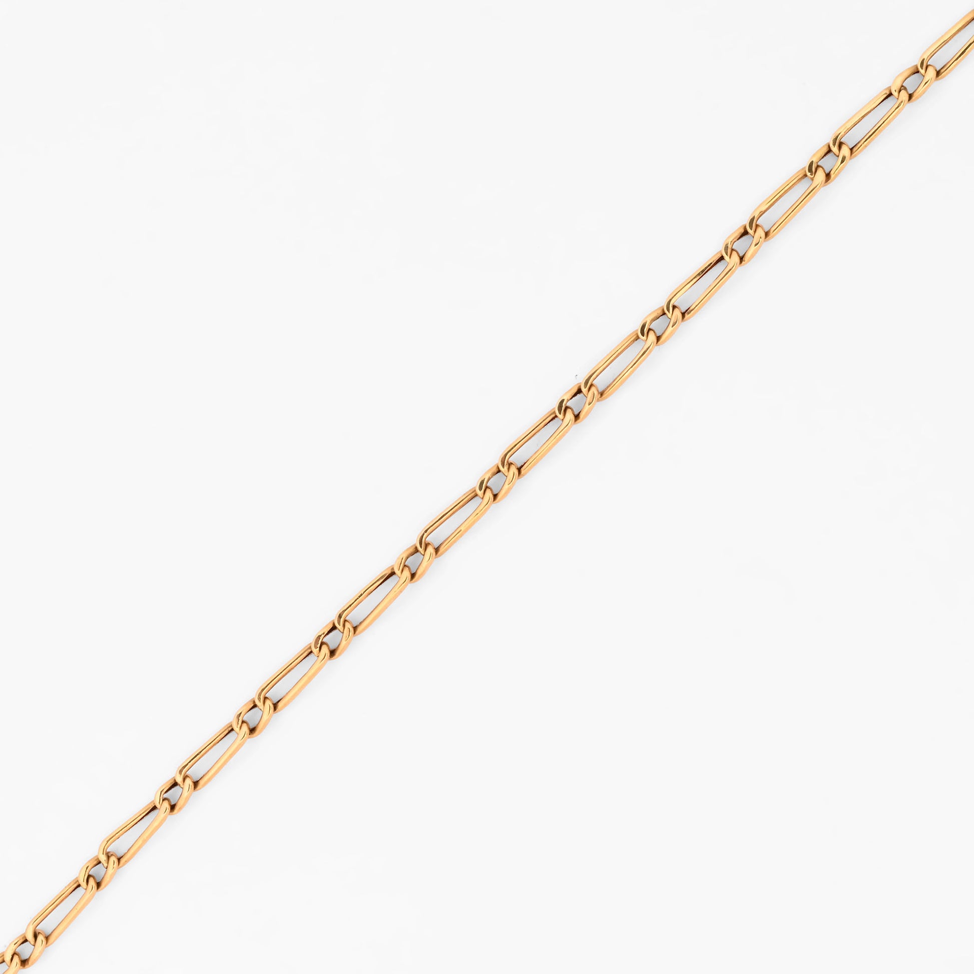 Cadena estilo Figaro de eslabones alternados de oro amarillo 18kt. Pieza equilibrada de alta resistencia y estética uniforme. Envío gratuito y pieza certificada