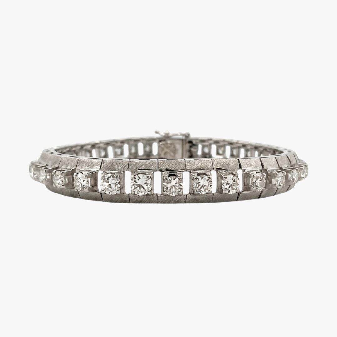 Comprar pulsera riviere de oro blanco de 18kt con 36 diamantes talla brillante. Esta preciosa pulsera dispone de cierre cajón y cierre lateral de seguridad. Pulseras Riviere de oro Barcelona.