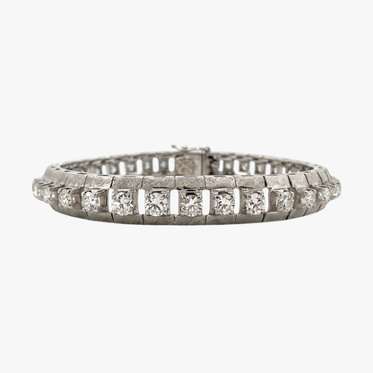 Comprar pulsera riviere de oro blanco de 18kt con 36 diamantes talla brillante. Esta preciosa pulsera dispone de cierre cajón y cierre lateral de seguridad. Pulseras Riviere de oro Barcelona.