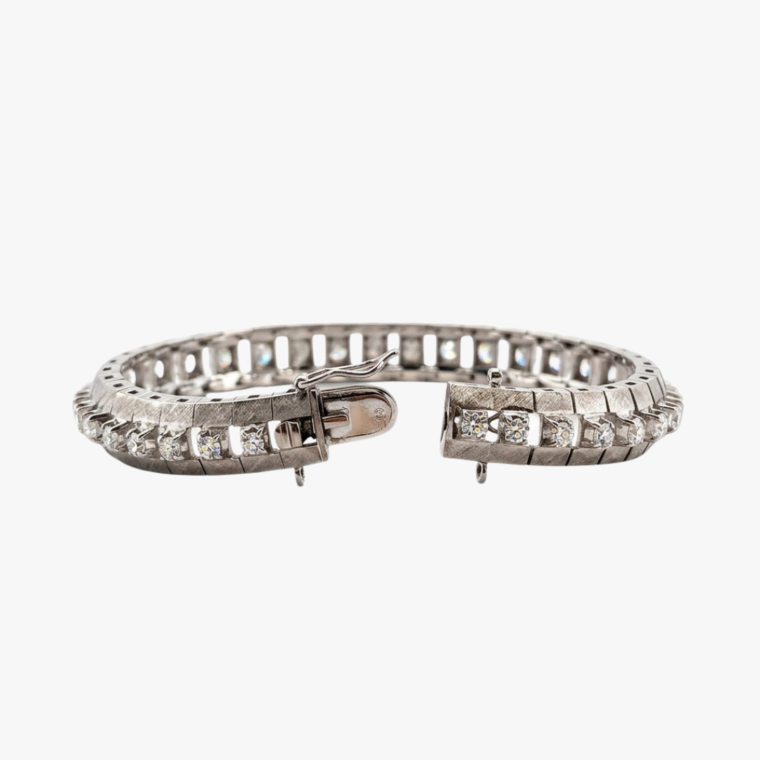 Comprar pulsera riviere de oro blanco de 18kt con 36 diamantes talla brillante. Esta preciosa pulsera dispone de cierre cajón y cierre lateral de seguridad. Pulseras Riviere de oro Barcelona.