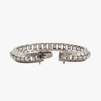 Comprar pulsera riviere de oro blanco de 18kt con 36 diamantes talla brillante. Esta preciosa pulsera dispone de cierre cajón y cierre lateral de seguridad. Pulseras Riviere de oro Barcelona.