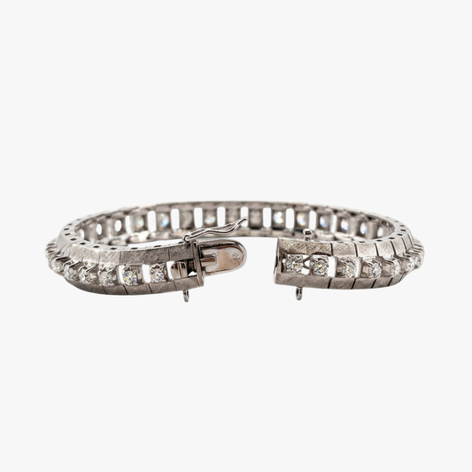 Comprar pulsera riviere de oro blanco de 18kt con 36 diamantes talla brillante. Esta preciosa pulsera dispone de cierre cajón y cierre lateral de seguridad. Pulseras Riviere de oro Barcelona.