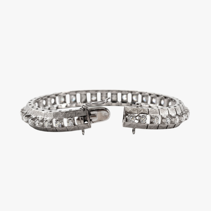 Comprar pulsera riviere de oro blanco de 18kt con 36 diamantes. Dispone de cierre cajón y cierre lateral de seguridad. Envìo gratis, pieza certificada