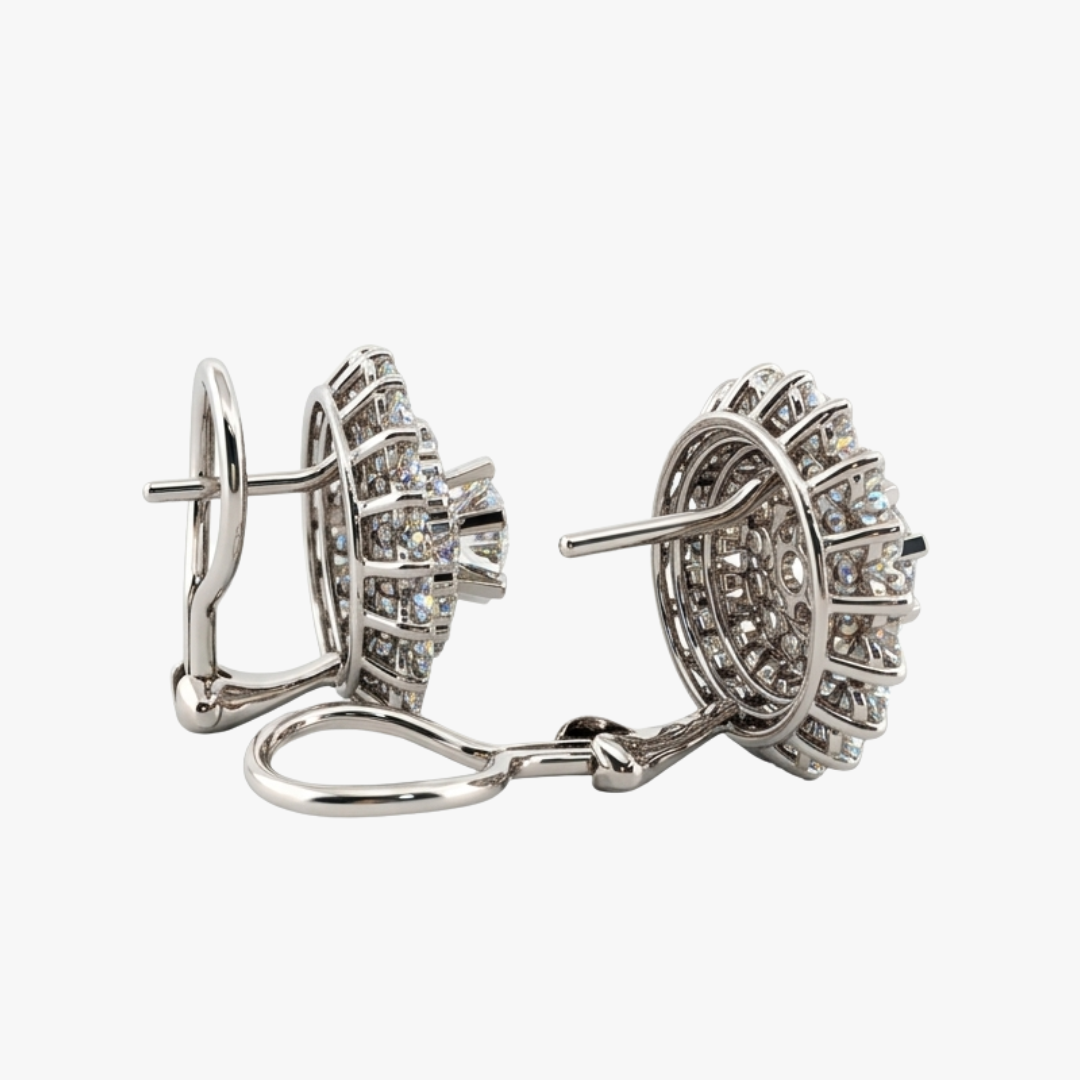 Comprar pendientes antiguos realizados en oro blanco de 18kt, con rosetón con diamante central y 30 diamantes alrededor en cada pendiente. Disponen de cierre tipo omega. Pendientes vintage oro.
