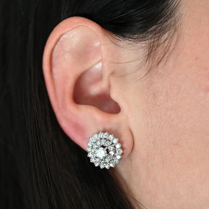 Comprar pendientes antiguos realizados en oro blanco de 18kt, con rosetón con diamante central y 30 diamantes alrededor en cada pendiente. Disponen de cierre tipo omega. Pendientes vintage oro.
