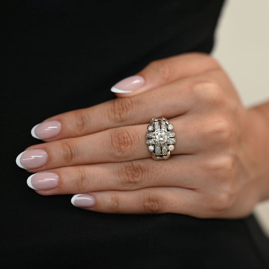 Comprar anillo antiguo realizado en platino con un diamante central, 4 diamantes en la esquina y diamantes alrededor del diamante central. Joyas vintage segunda mano.