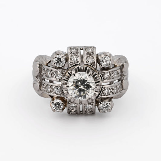 Comprar anillo antiguo realizado en platino con un diamante central, 4 diamantes en la esquina y diamantes alrededor del diamante central. Joyas vintage segunda mano.