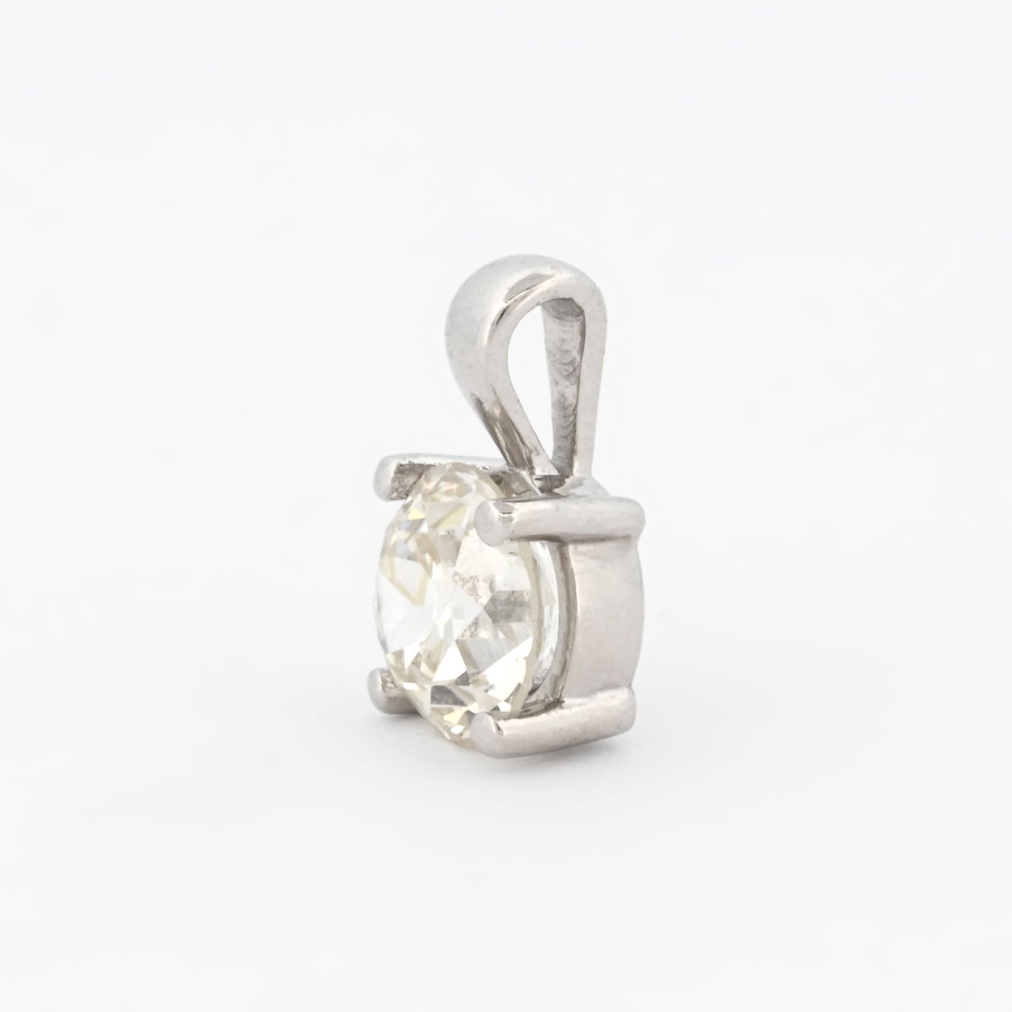 Comprar colgante tipo solitario realizado en oro blanco de 18kt con brillante de 0,92ct engastado en 4 grapas. Cadena no incluída. Joyas de segunda mano baratas. Ian'Or.
