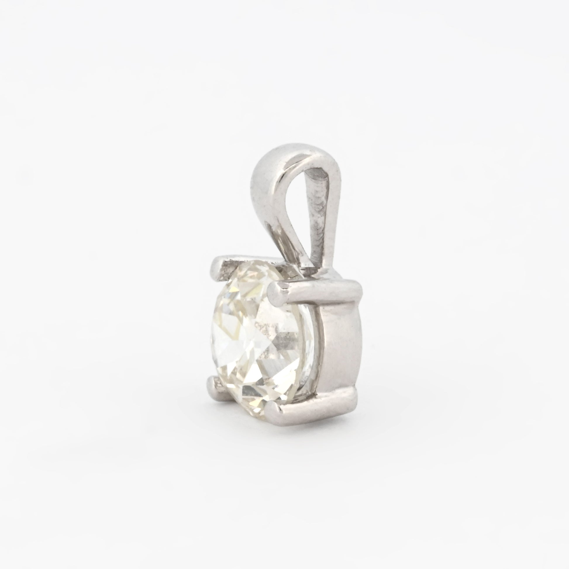 Comprar colgante tipo solitario realizado en oro blanco de 18kt con brillante de 0,92ct engastado en 4 grapas. Cadena no incluída. Joyas de segunda mano baratas. Ian'Or.