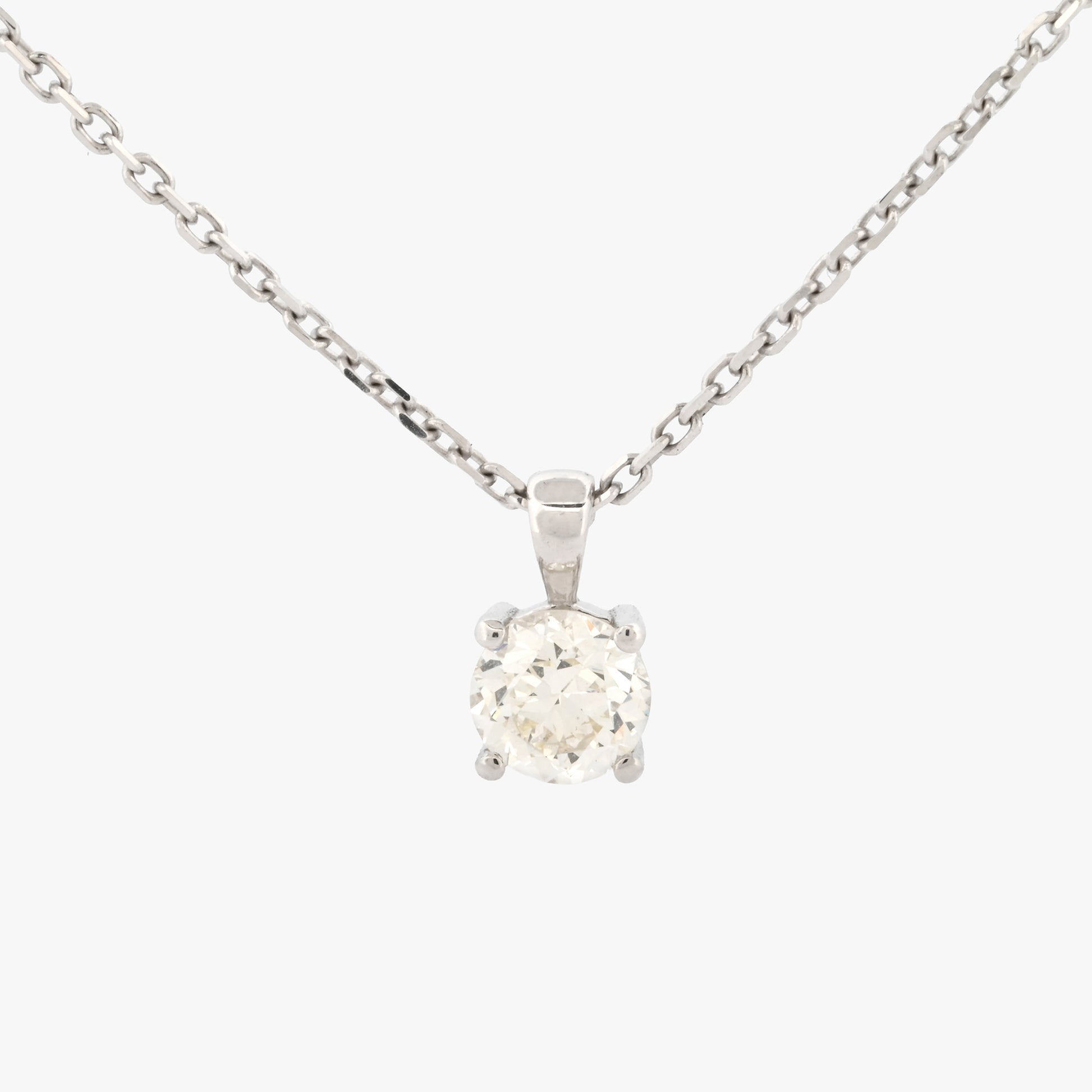 Comprar colgante tipo solitario realizado en oro blanco de 18kt con brillante de 0,92ct engastado en 4 grapas. Cadena no incluída. Joyas de segunda mano baratas. Ian'Or.