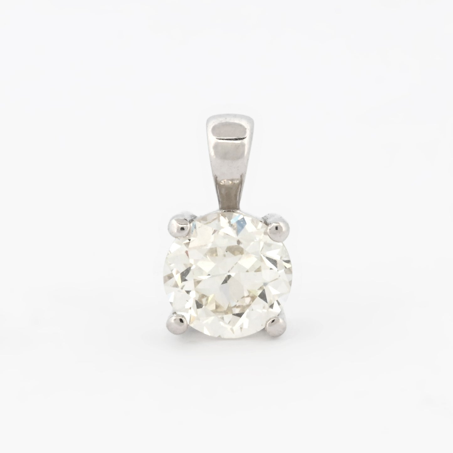 Comprar colgante tipo solitario realizado en oro blanco de 18kt con brillante de 0,92ct engastado en 4 grapas. Cadena no incluída. Joyas de segunda mano baratas. Ian'Or.