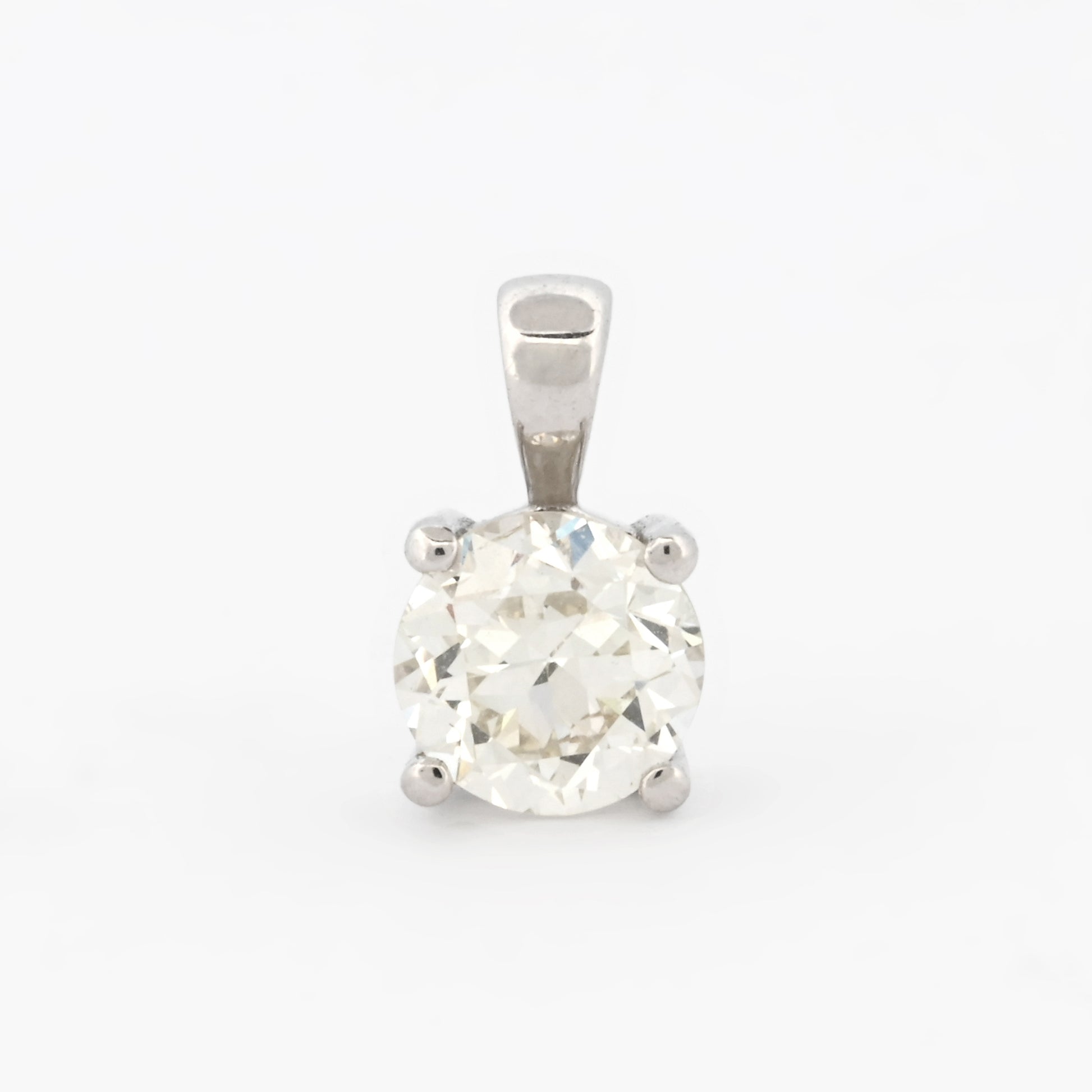 Comprar colgante tipo solitario realizado en oro blanco de 18kt con brillante de 0,92ct engastado en 4 grapas. Cadena no incluída. Joyas de segunda mano baratas. Ian'Or.