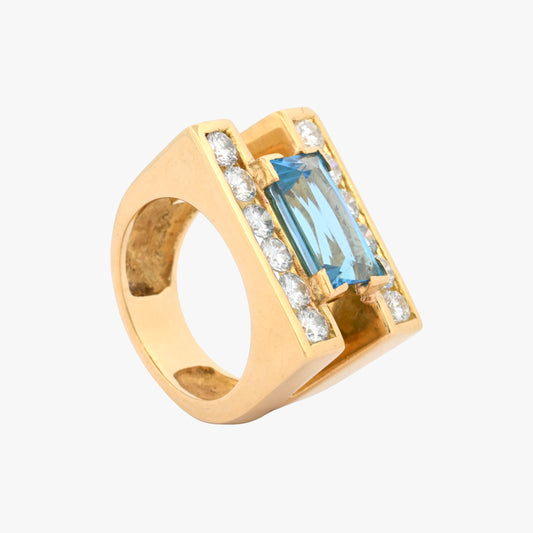 Comprar sortija de oro amarillo de 18kt con topacio central y 6 diamantes encima y abajo, lo que hacen un total de 12 diamantes. Joyas restauradas. Joyas de segunda mano. Joyería Ian'Or.