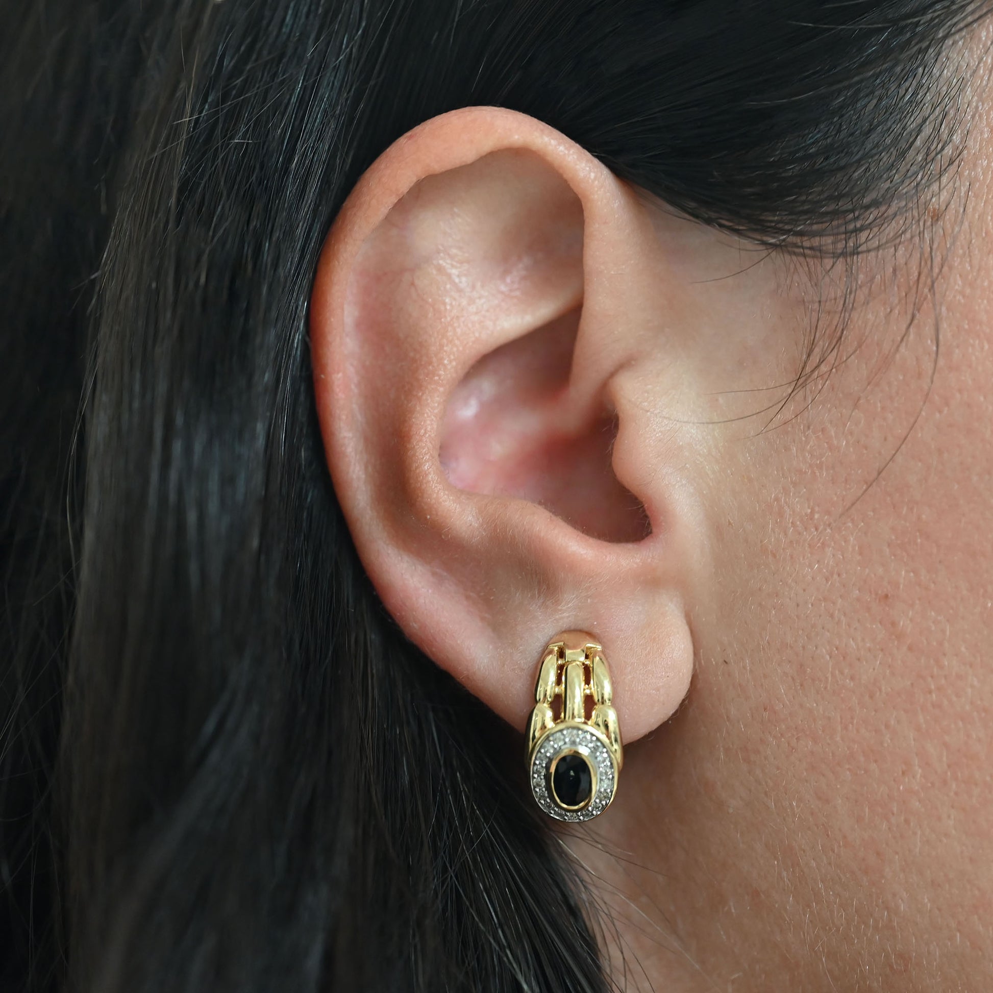 Comprar pendientes realizados en oro amarillo de 18k con un zafiro en cada pendiente. Estos preciosos pendientes disponen de cierre tipo Omega. Joyería Ian'Or.
