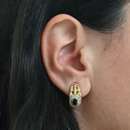 Comprar pendientes realizados en oro amarillo de 18k con un zafiro en cada pendiente. Estos preciosos pendientes disponen de cierre tipo Omega. Joyería Ian'Or.