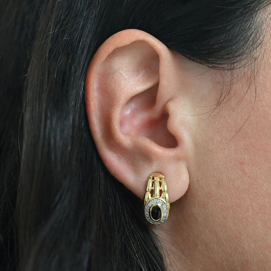 Comprar pendientes realizados en oro amarillo de 18k con un zafiro en cada pendiente. Estos preciosos pendientes disponen de cierre tipo Omega. Joyería Ian'Or.