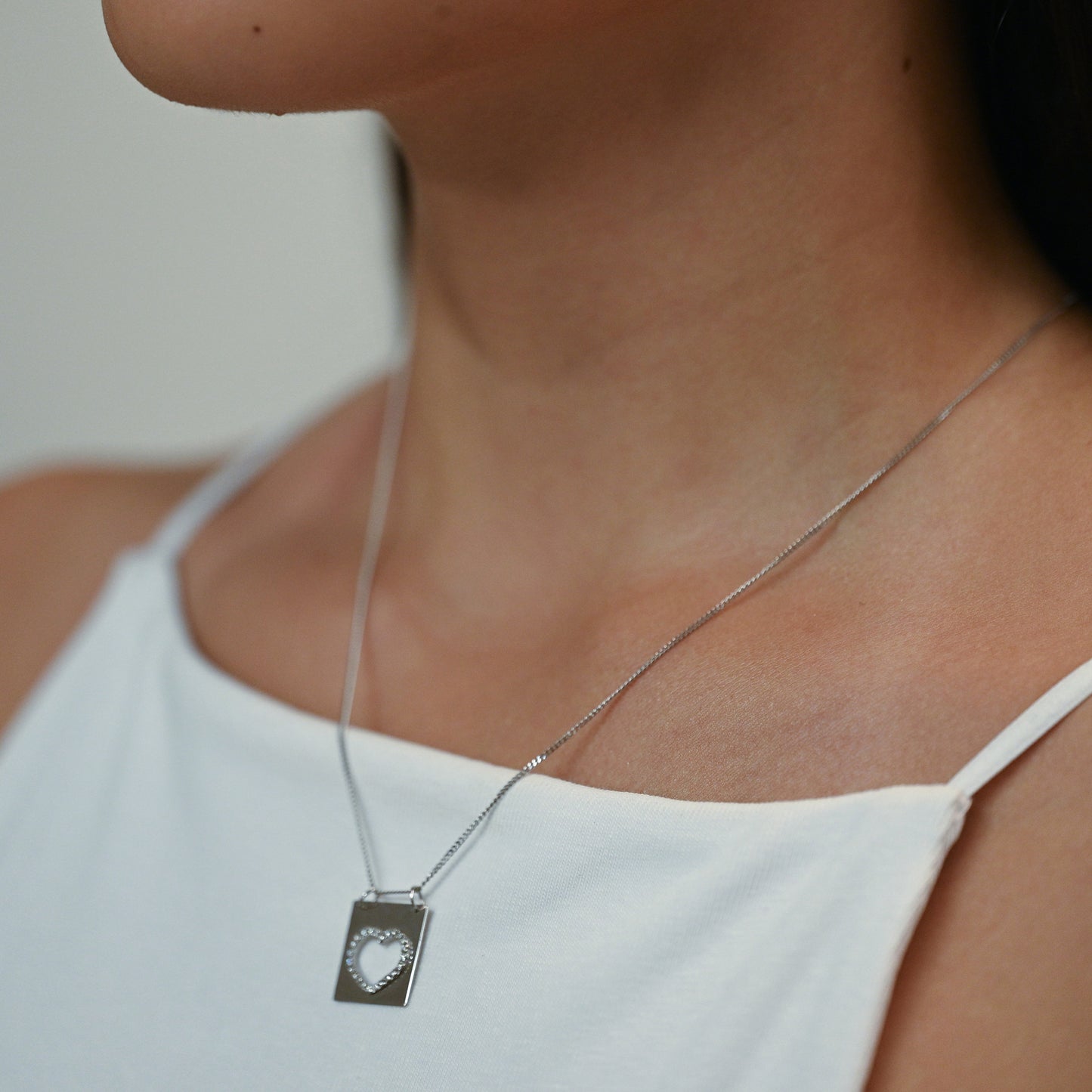 Comprar colgante de oro amarillo de 18kt en forma de rectangulo de la iconica marca de Tous. Un must imprescindible en tu joyero si eres amante de la Firma. Pieza original.