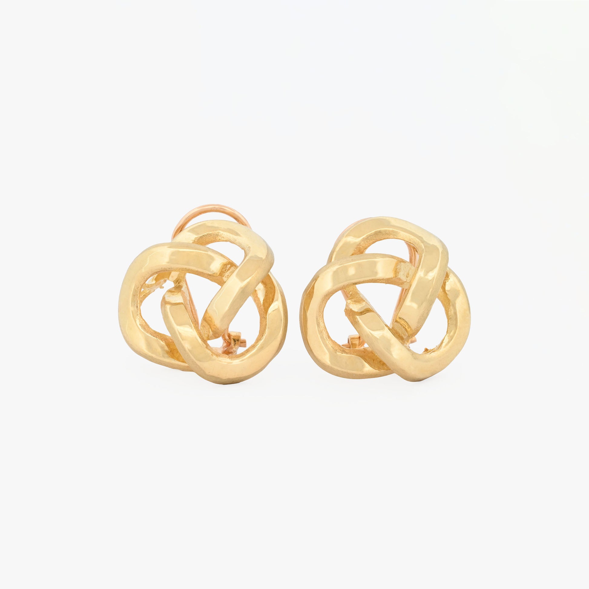 Comprar pendientes tipo lazo de tres realizados en oro amarillo de 18kt. Estos pendientes disponen de cierre tipo omega. Joyeria Barcelona.