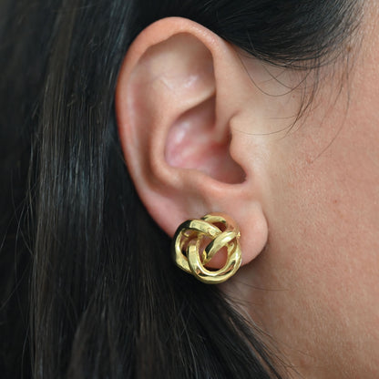Comprar pendientes tipo lazo de tres realizados en oro amarillo de 18kt. Estos pendientes disponen de cierre tipo omega. Joyeria Barcelona.