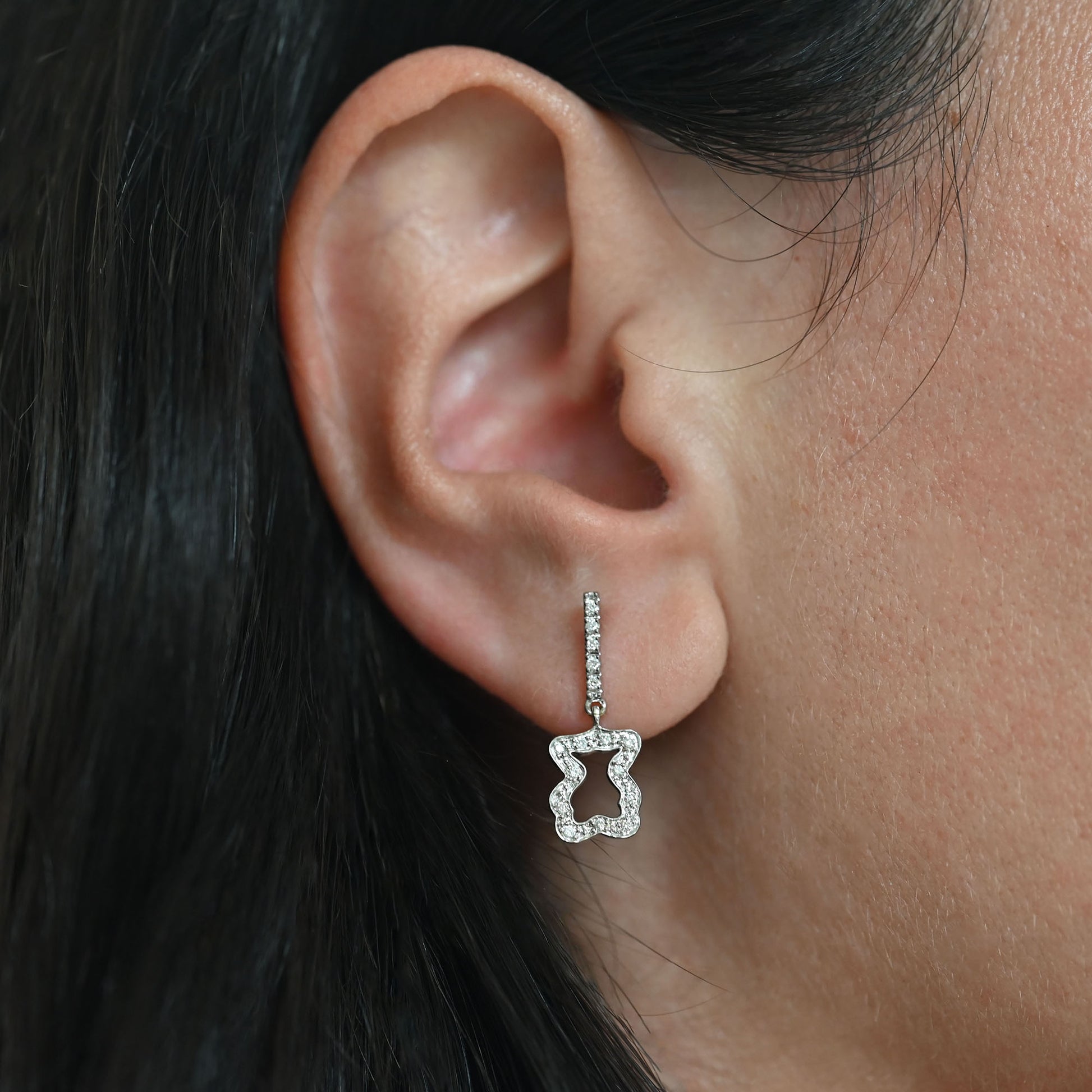 Pendientes Tous de Oro blanco mate de 18kt originales, con la silueta del osito. Joyas Tous baratas. Joyas de segunda mano. Joyas restauradas. Envío gratis.