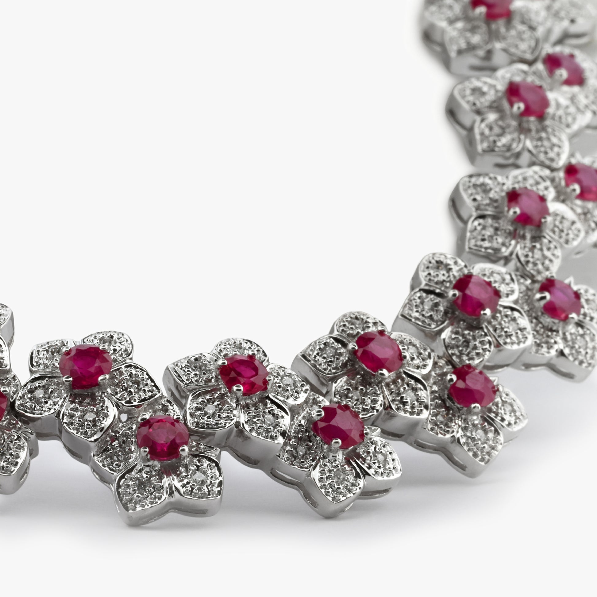 Comprar collar en oro blanco de 18kt con rubíes y diamantes talla brillante. Joyería Compro Oro Barcelona. Ian'Or.