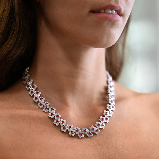 Comprar collar en oro blanco de 18kt con rubíes y diamantes talla brillante. Joyería Compro Oro Barcelona. Ian'Or.